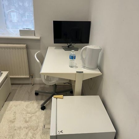 Single Room Canvey Island Экстерьер фото