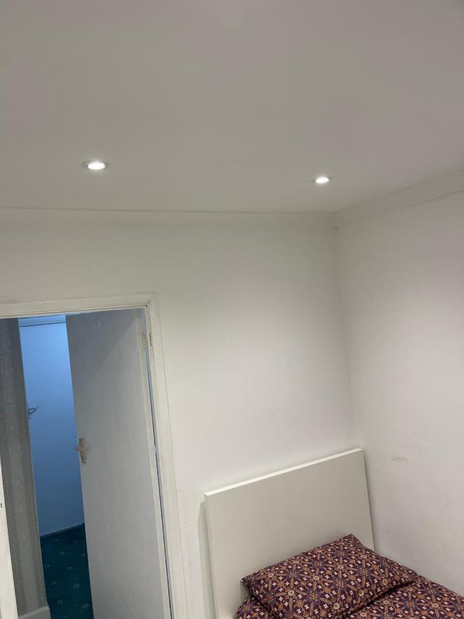 Single Room Canvey Island Экстерьер фото